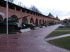У стен выставлены танки и прочие «катюши» времен ВОВ